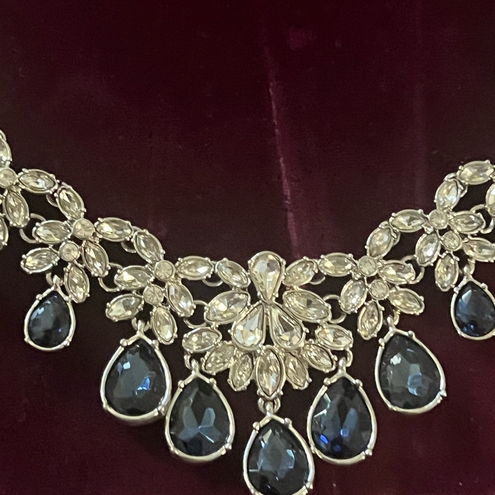 Elegant Silver and blue Teardrop Necklace